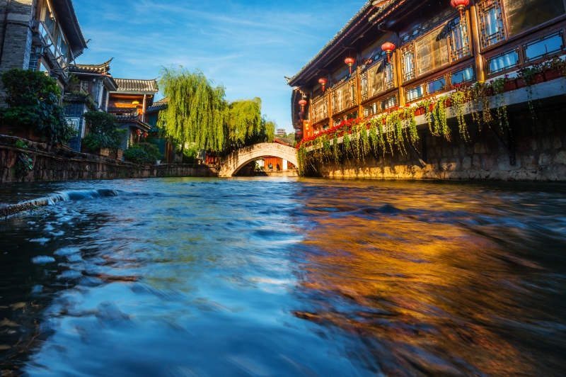 大大小小的桥将古城的街道联系起来,形成独特的水乡景色.