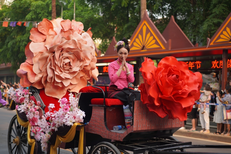西双版纳傣族泼水节花车巡游
