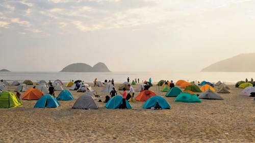 加快将文化旅游业培育成支柱产业