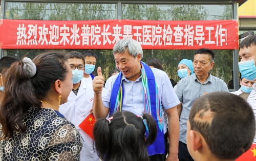 2022年7月，宋兆普到和田墨玉巡诊，昔日曾救治过孩子的母亲专程来感谢