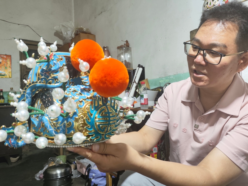 高校教师刘卫东是韩小利半年前刚收的徒弟,他致力于给这项传统艺术赋予现代意义 高校教师刘卫东是韩小利半年前刚收的徒弟,他致力于给这项传统艺术赋予现代意义