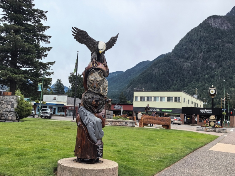 加拿大不列颠哥伦比亚省(BC 省)弗雷泽河谷,号称加拿大电锯雕刻之都的Hope 小镇中心纪念公园的木雕图腾,全镇散落 30 余件大型原木雕刻。 加拿大不列颠哥伦比亚省(BC 省)弗雷泽河谷,号称加拿大电锯雕刻之都的Hope 小镇中心纪念公园的木雕图腾,全镇散落 30 余件大型原木雕刻。