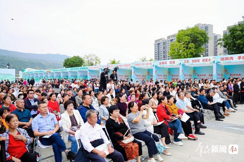演出吸引蓝田县当地群众观看